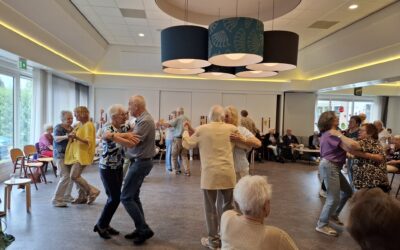 Elke maand een zaal vol dansende buurtbewoners!