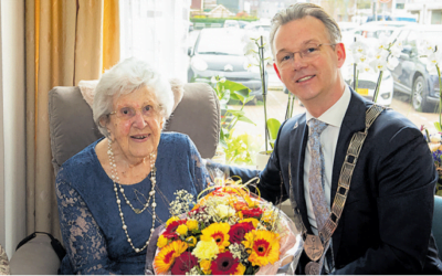 Burgemeester op verjaardag van 106-jarige Anna Joore-Dekkers