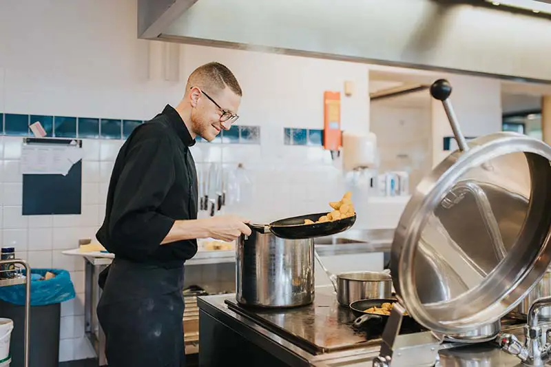 Zorggroep Aelsmeer - Zorg met verblijf - Wonen - Keukenbrigade restaurant - Verse maaltijden