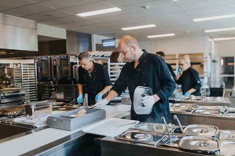 Zorggroep Aelsmeer - Zorg met verblijf - Wonen - Keukenbrigade restaurant - Verse maaltijden